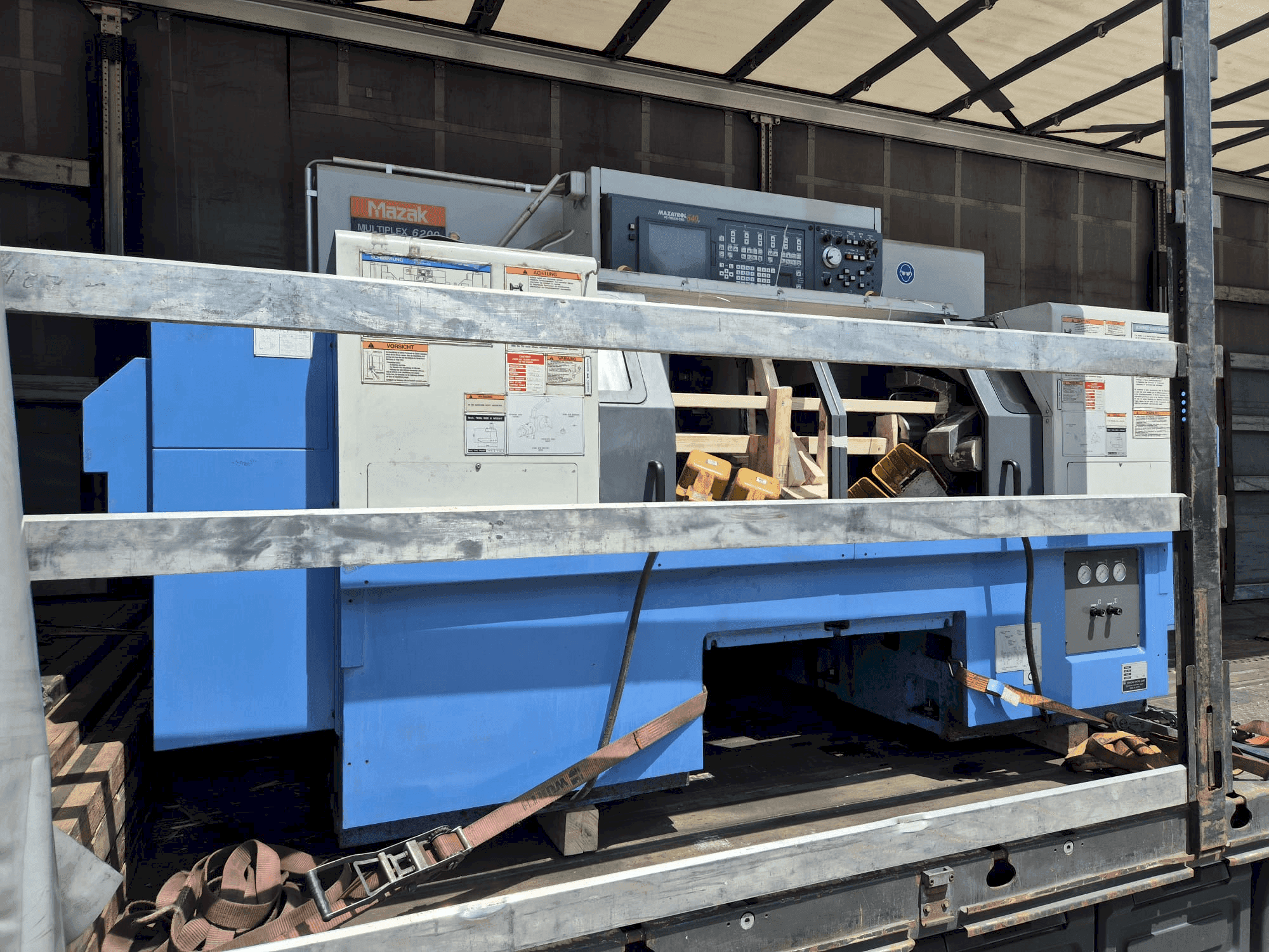 Frontansicht der Mazak Multiplex 6200 Maschine