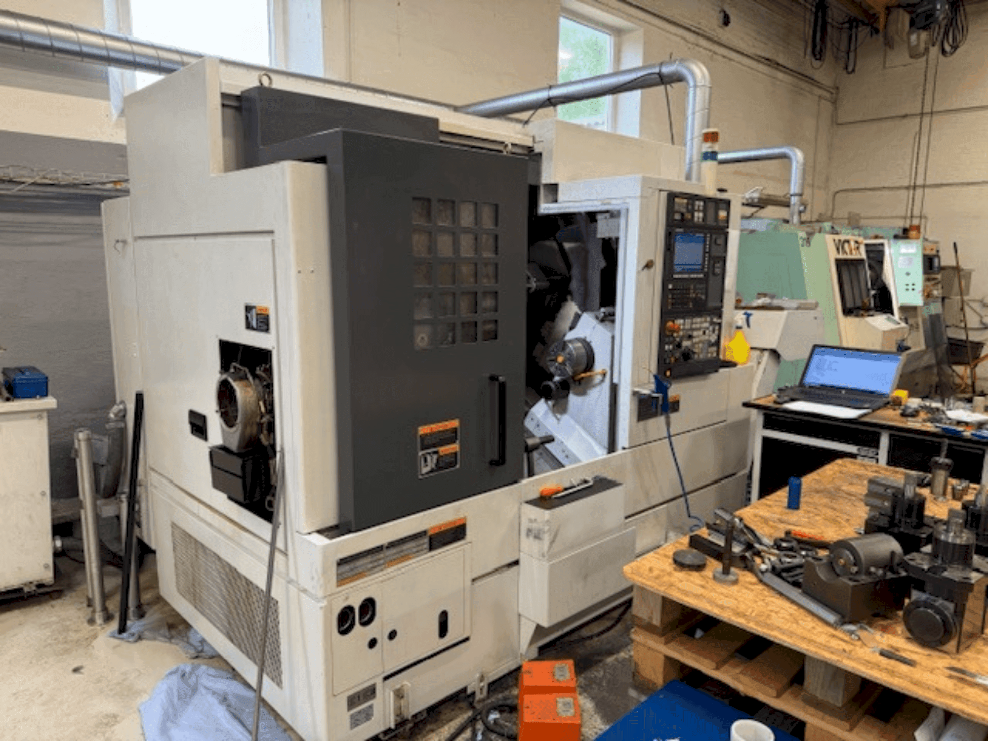 Frontansicht der MORI SEIKI NL 2000 SY/500  Maschine