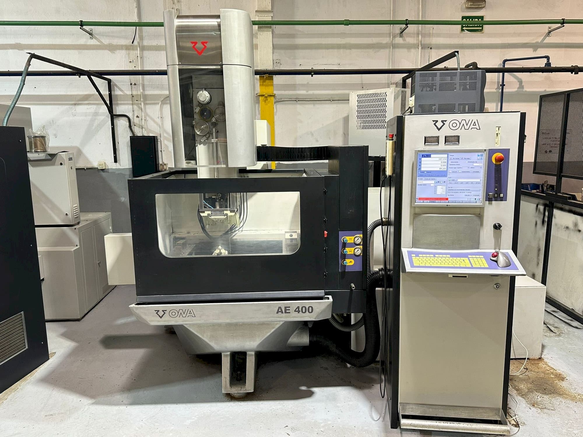 Frontansicht der ONA AE400 Maschine