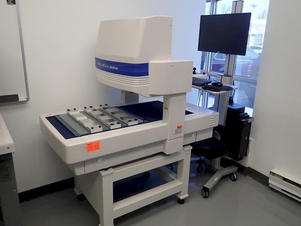 Frontansicht der Mitutoyo QV-L404Z1L-D Maschine