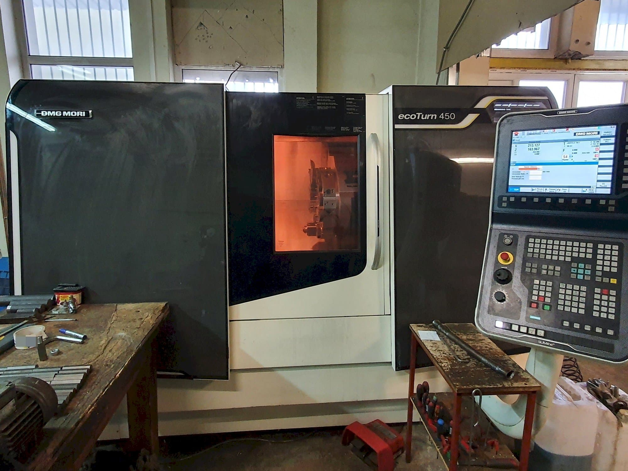 Frontansicht der DMG MORI ecoTurn 450 Maschine
