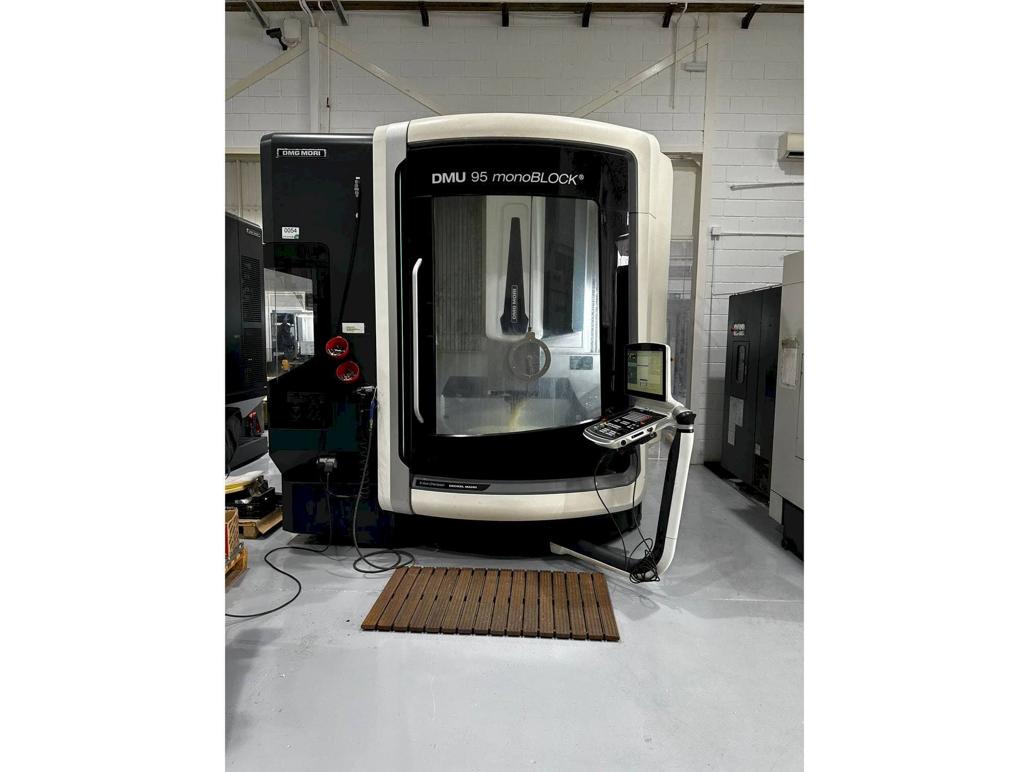 Frontansicht der DMG MORI DMU 95 monoBLOCK  Maschine