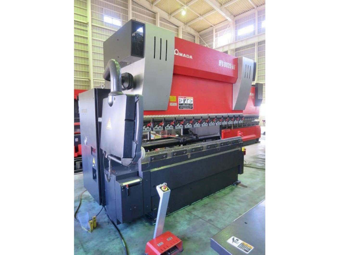 Linke Seitenansicht der AMADA HD 8025NT  Maschine
