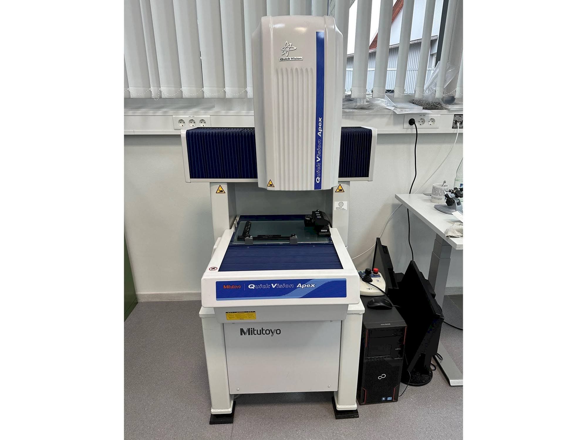 Frontansicht der Mitutoyo Quick Vision Apex Maschine