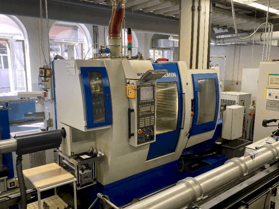 Frontansicht der Willemin-Macodel W508MT Maschine