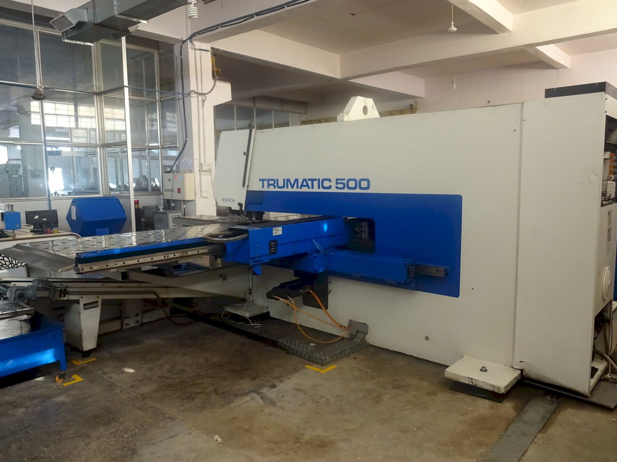 Rechte Seitenansicht der Trumpf Trumatic 500 R Maschine