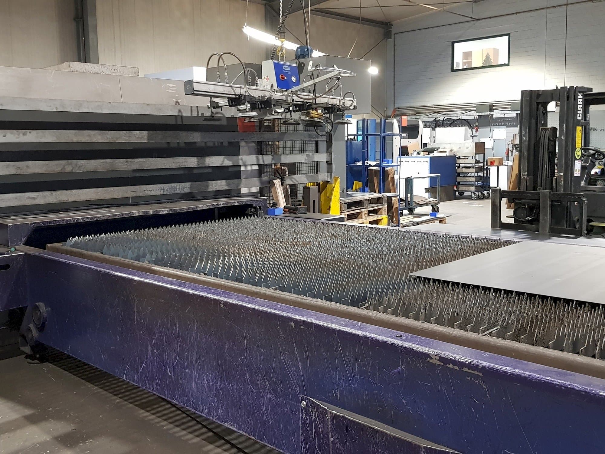 Frontansicht der Bystronic Fiber 4000x2000 Maschine