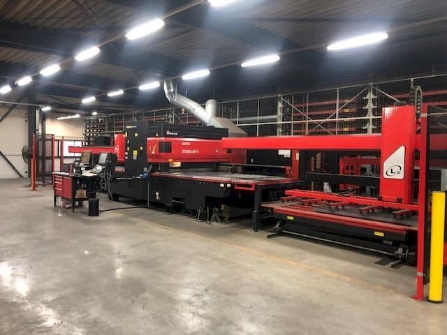 Frontansicht der AMADA LC 2415 Alpha IV NT Maschine