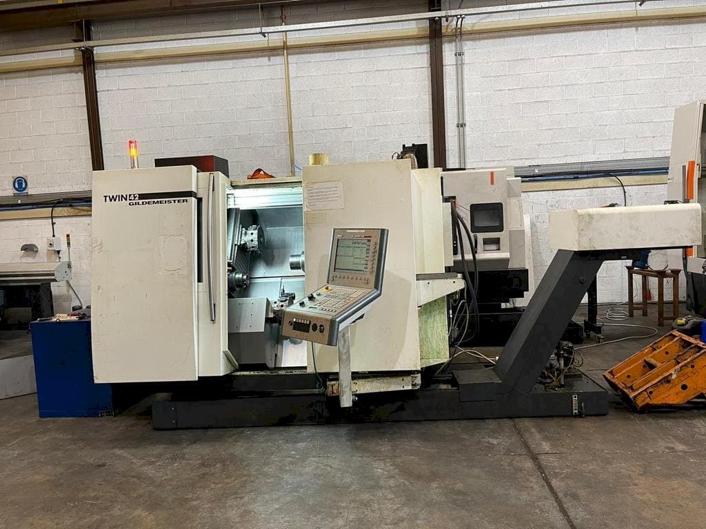 Frontansicht der DMG GILDEMEISTER TWIN 42 Rg1 Maschine