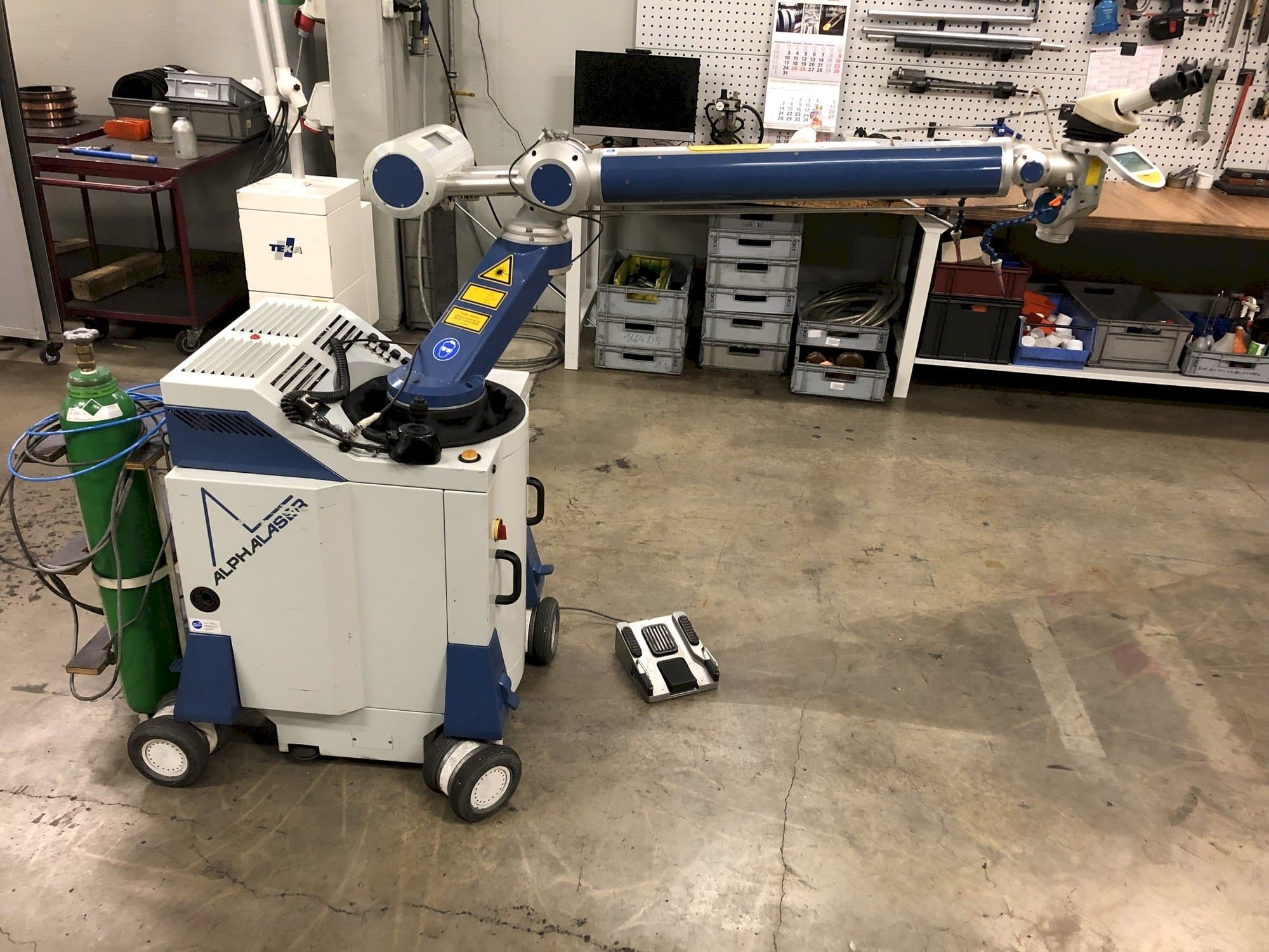 Linke Ansicht der ALPHA LASER ALM 200 Maschine