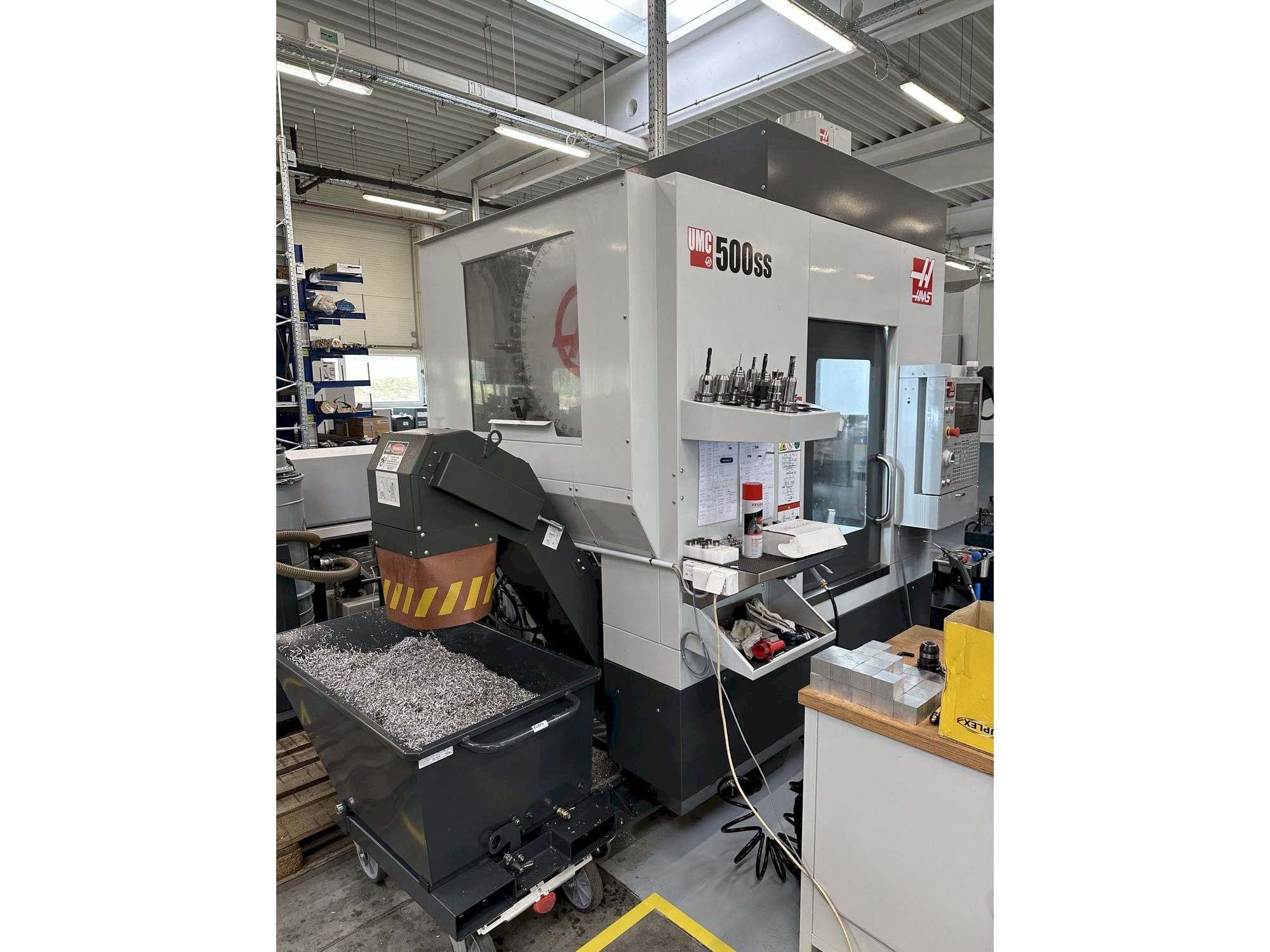 Frontansicht der HAAS UMC-500SS Maschine