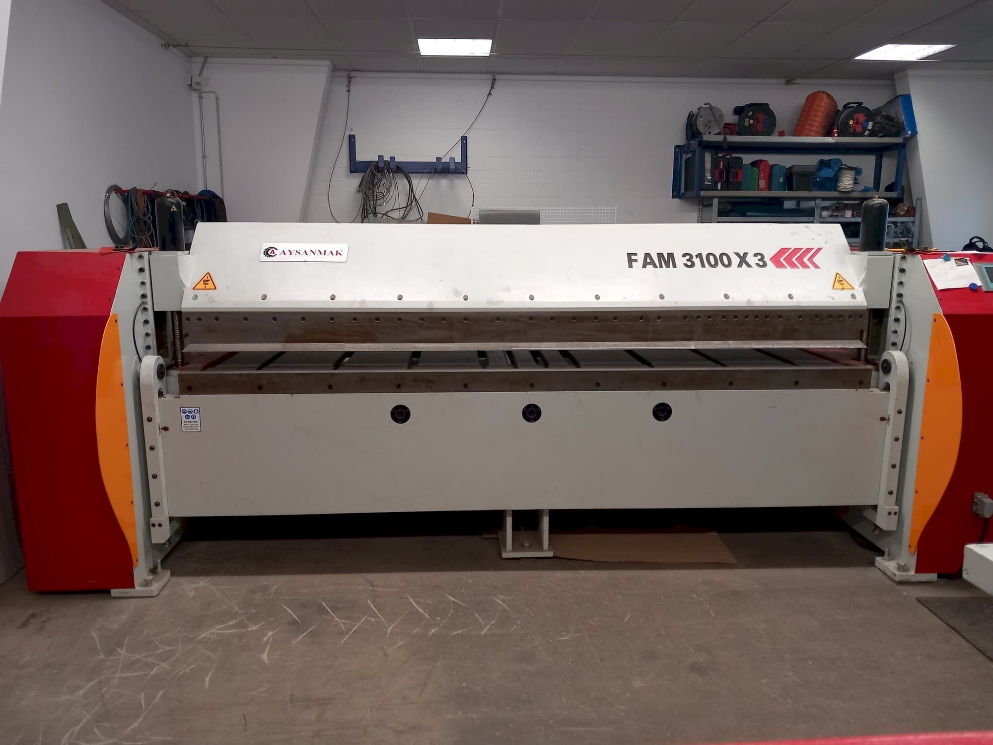 Frontansicht der AYSANMAK FAM 3100 X3  Maschine