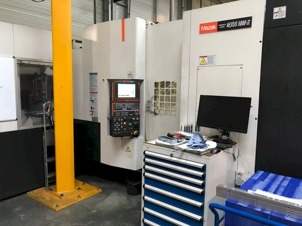 Frontansicht der Mazak Nexus 5000-II Maschine