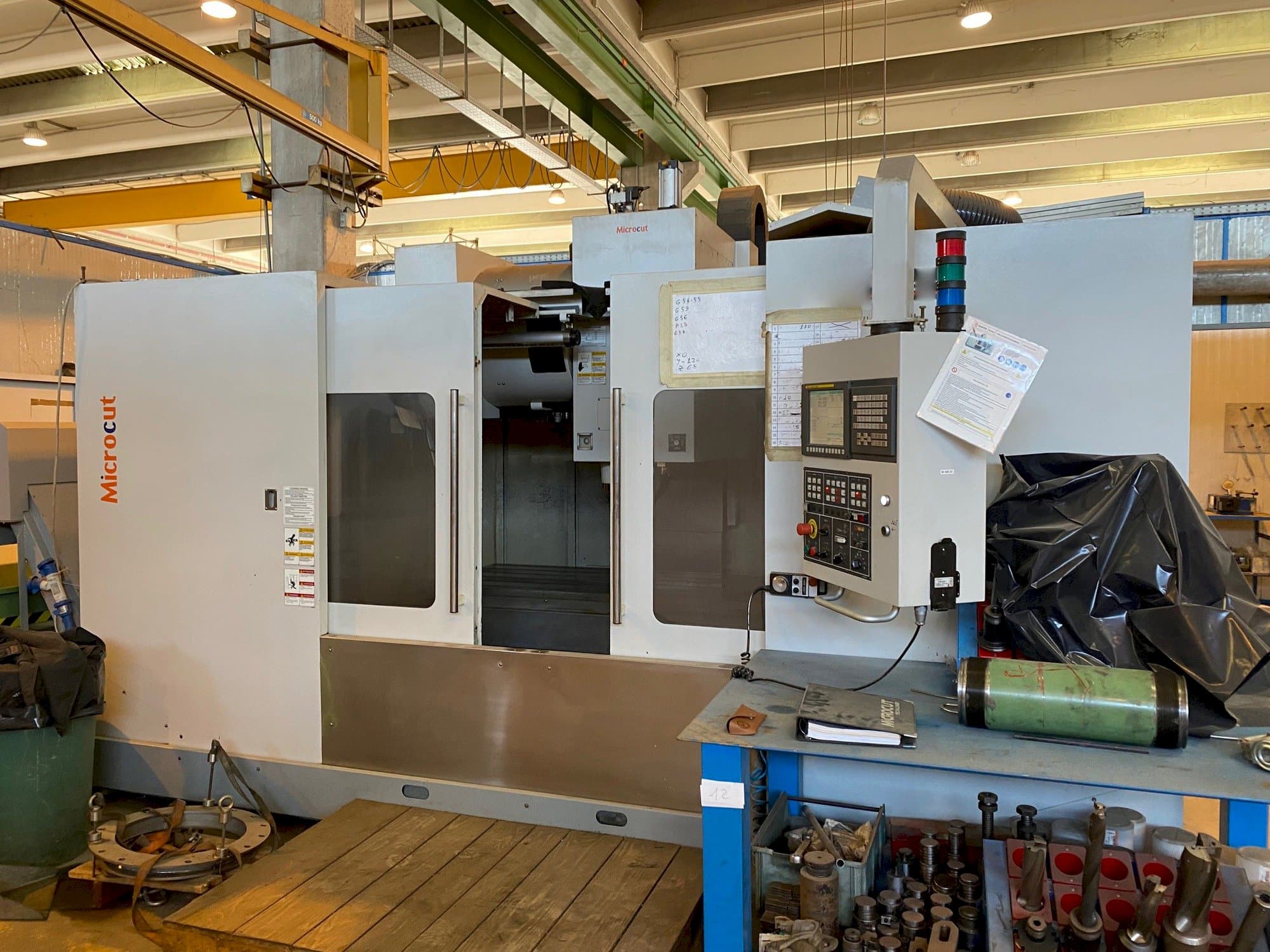 Frontansicht der MICROCUT VMC-1600F Maschine