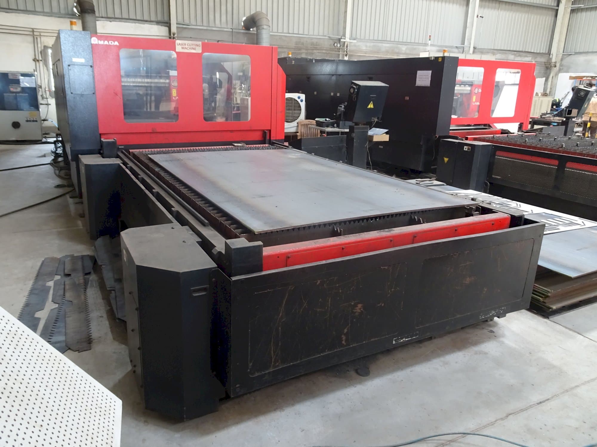Frontansicht der AMADA F03015 NT Maschine