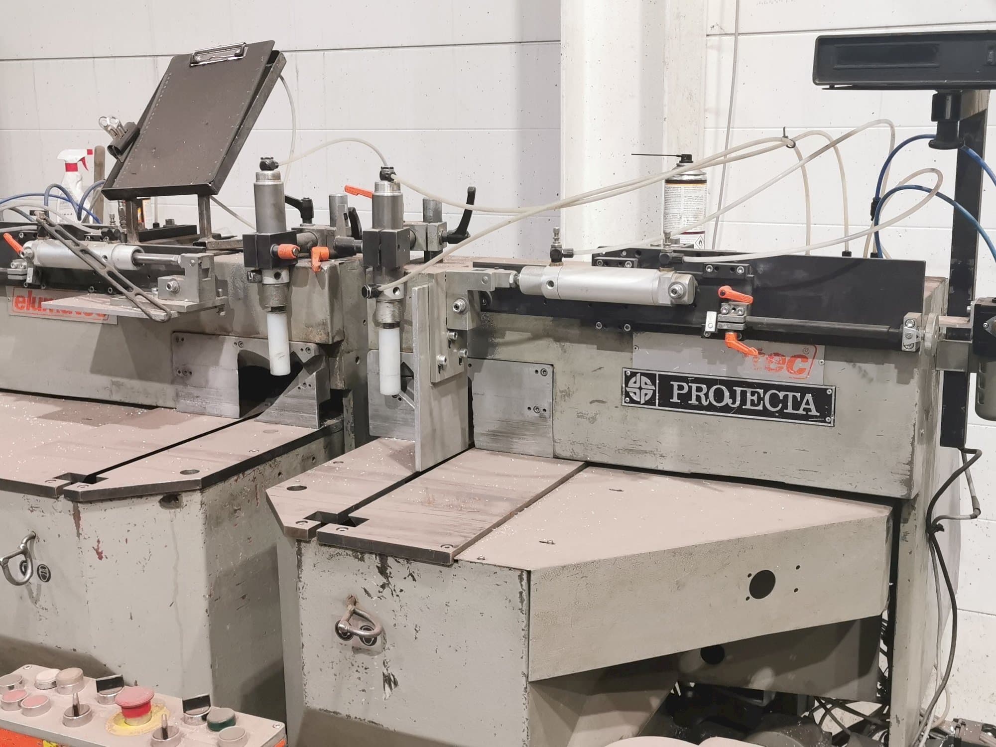 Frontansicht der Elumatec DG 104 Maschine