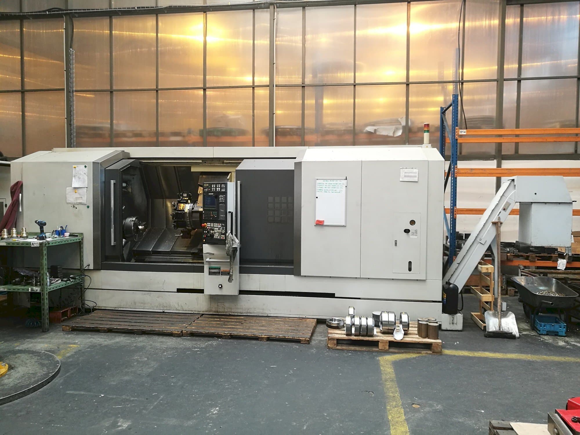 Frontansicht der MORI SEIKI NL 3000 SY/2000 Maschine