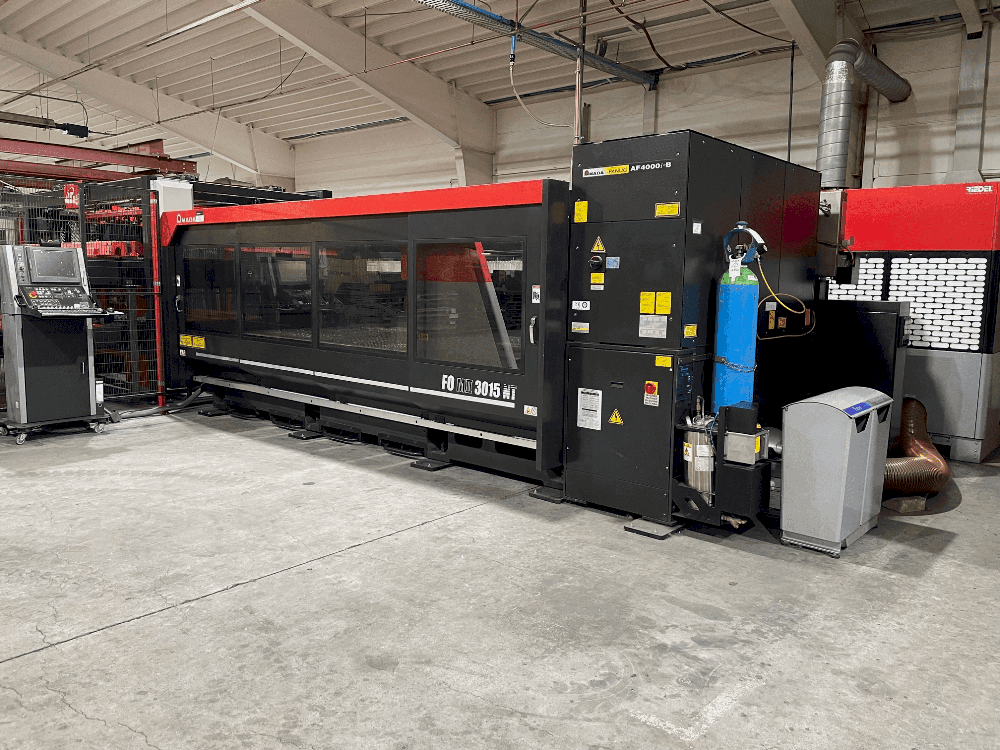 Frontansicht der AMADA FOM2 3015 NT Maschine