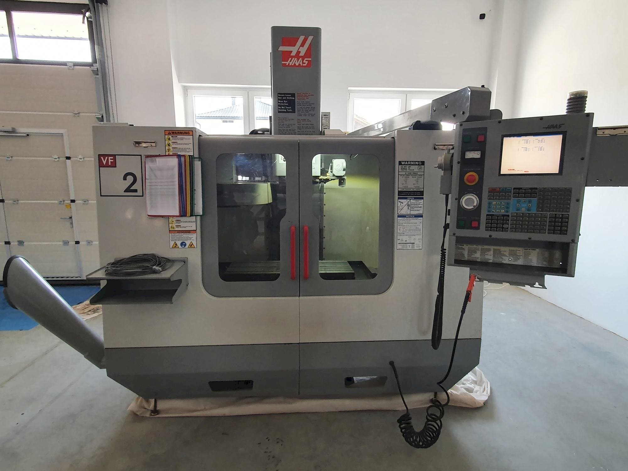 Frontansicht der HAAS VF-2BHE Maschine