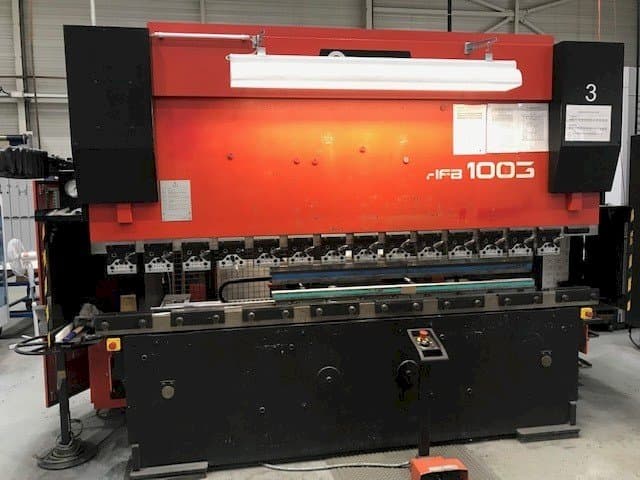 Frontansicht der AMADA HFBO 100-3 Maschine
