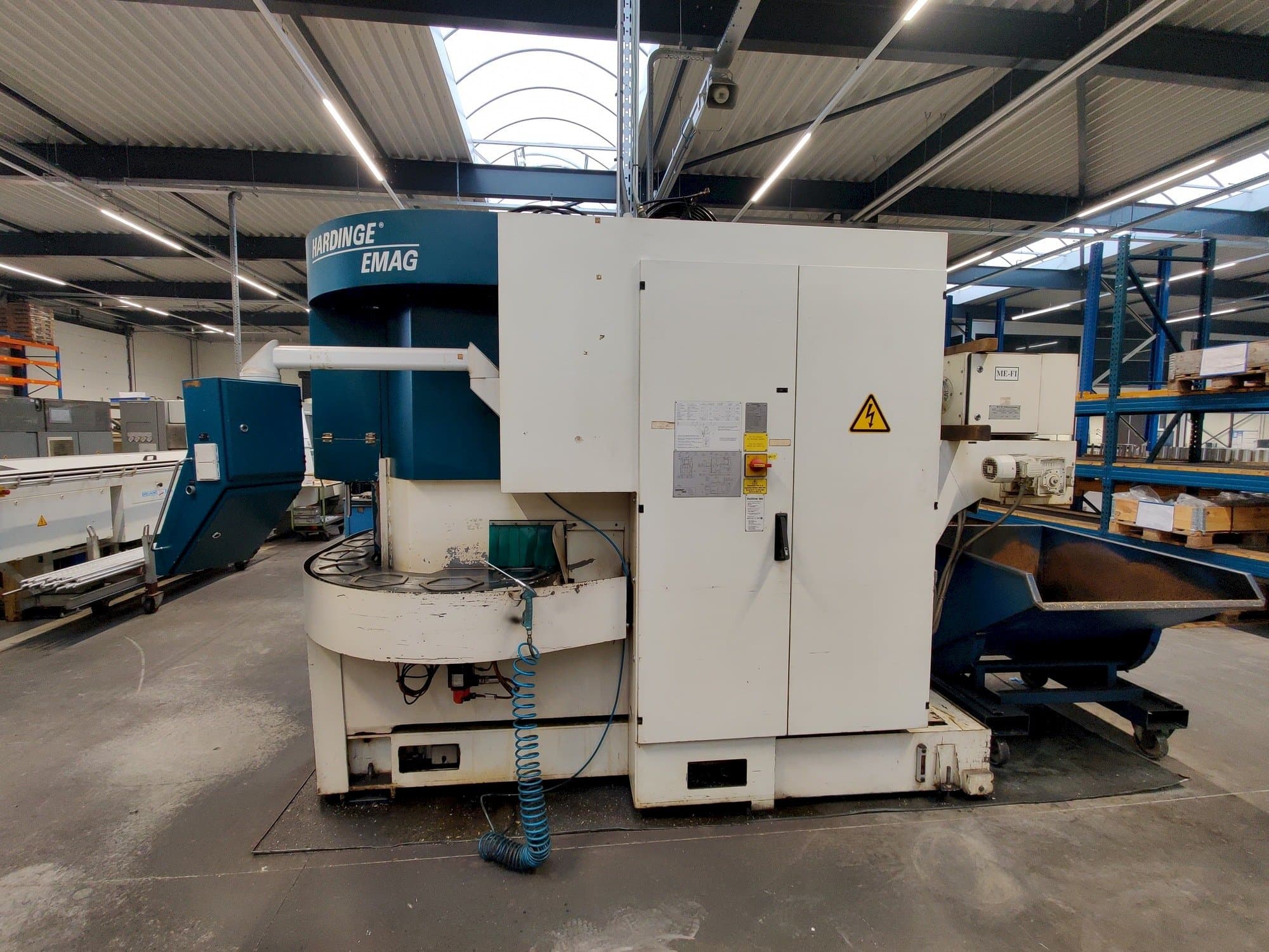 Frontansicht der Hardinge Emag VL 5 Maschine