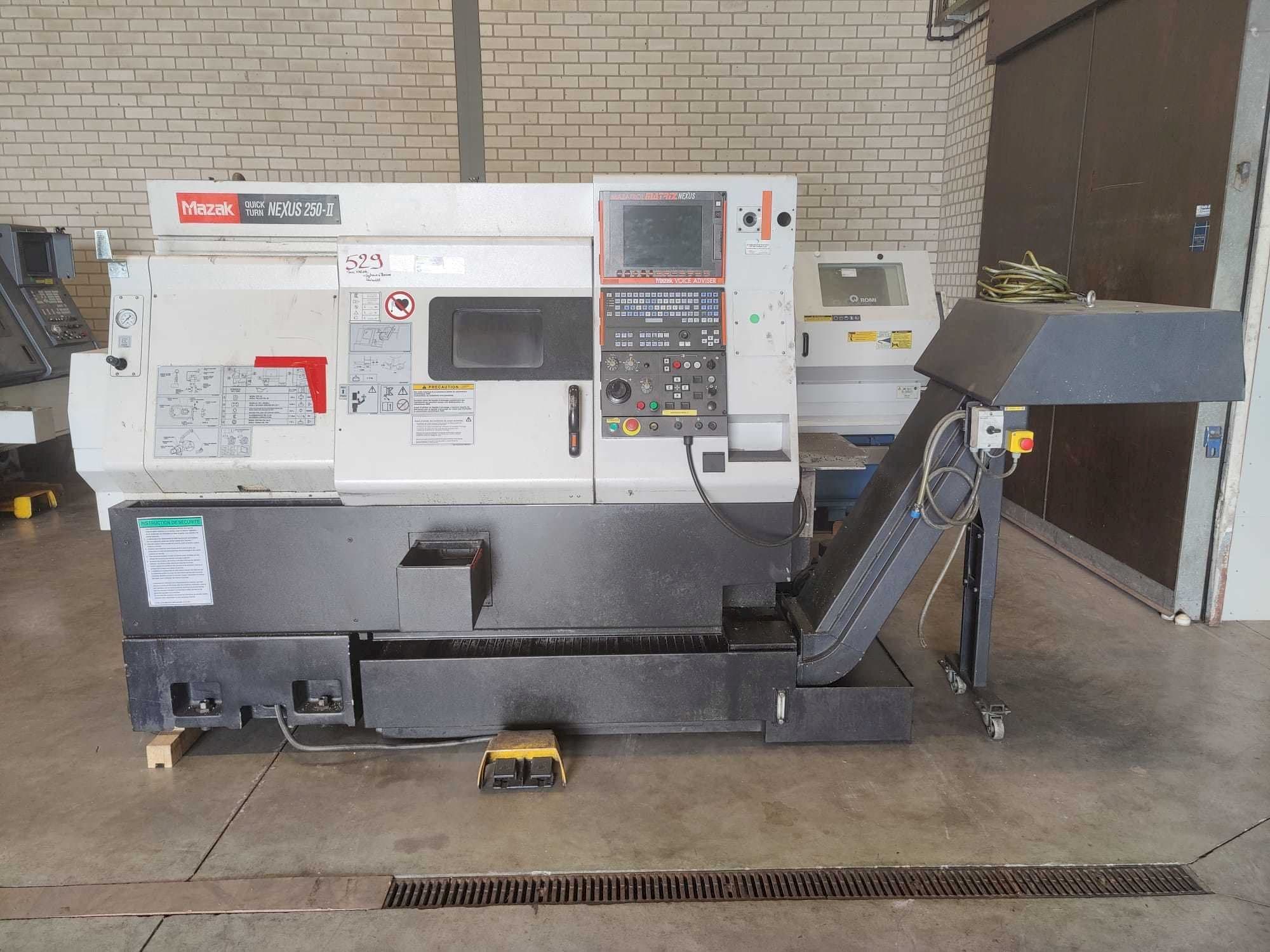 Frontansicht der Mazak Quick Turn Nexus 250-II Maschine