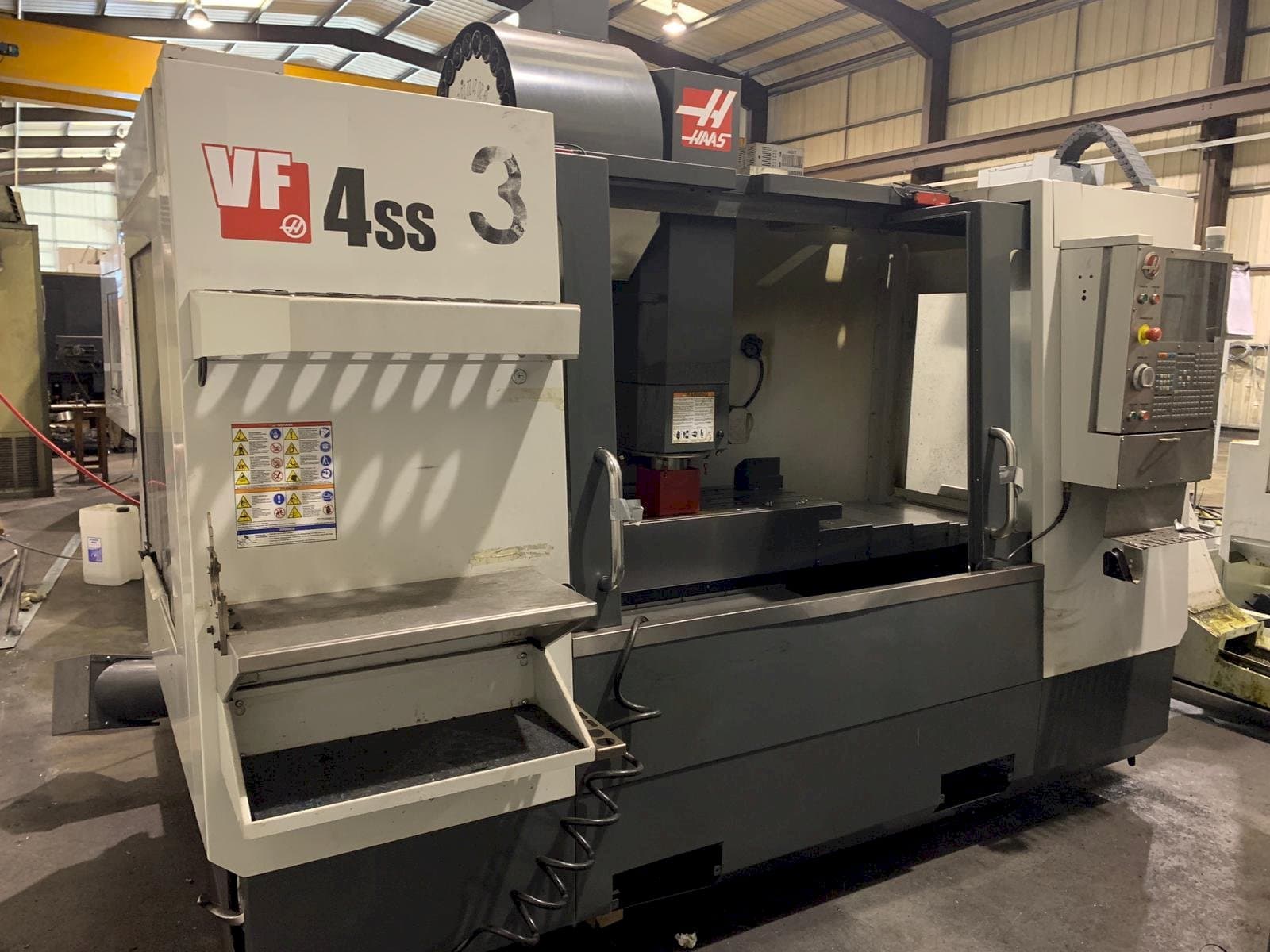 Frontansicht der HAAS VF-4SS Maschine