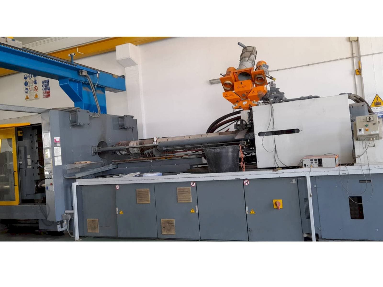 Frontansicht der Battenfeld BA 1000/12000 HM  Maschine