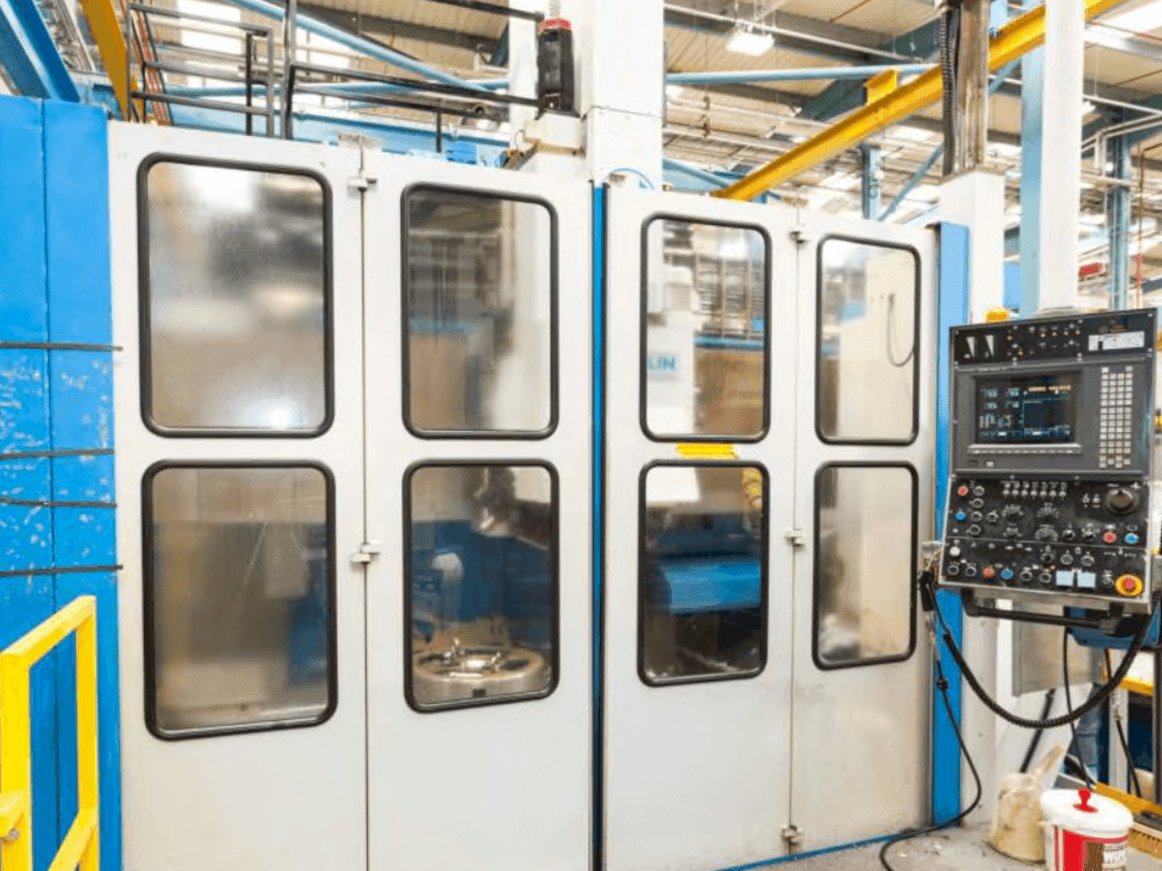 Frontansicht der TOS SKIQ 20 CNC  Maschine