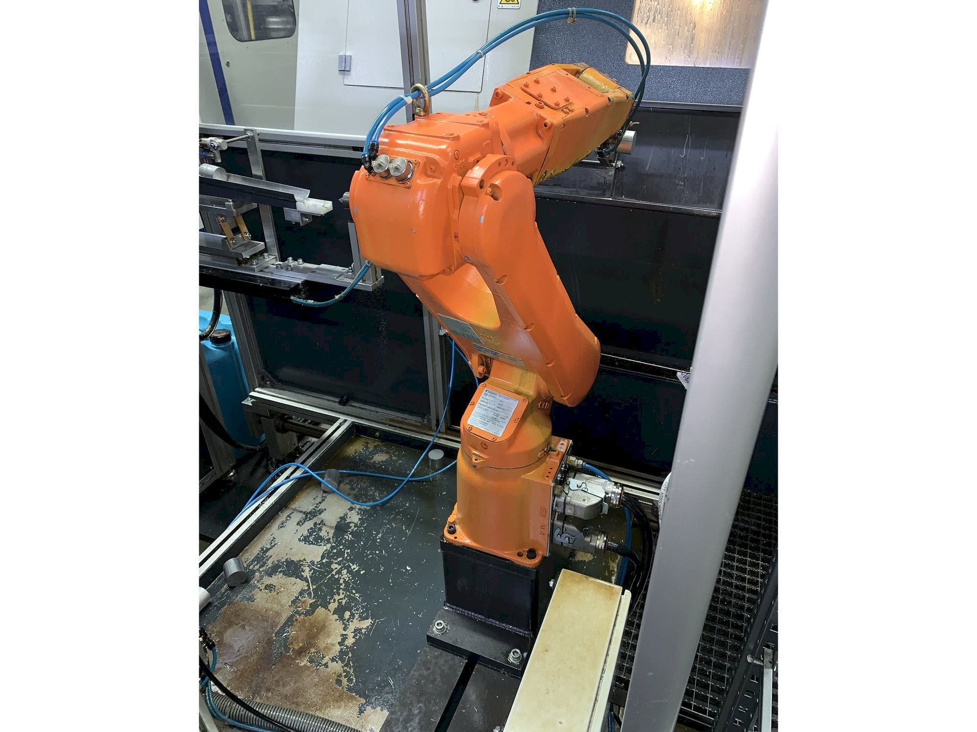 Frontansicht der Yaskawa Motoman YR-MH005LS-A12 Maschine