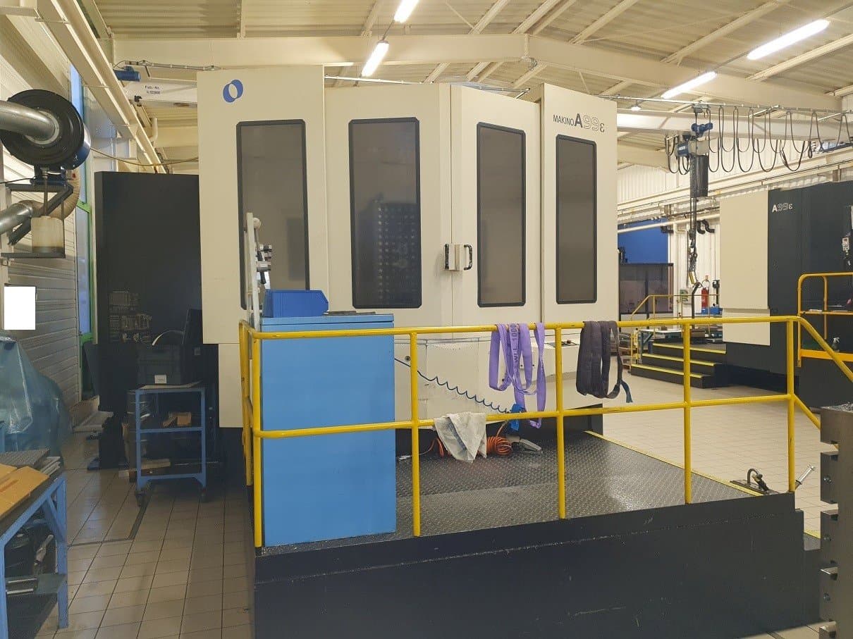 Frontansicht der Makino A99 Maschine