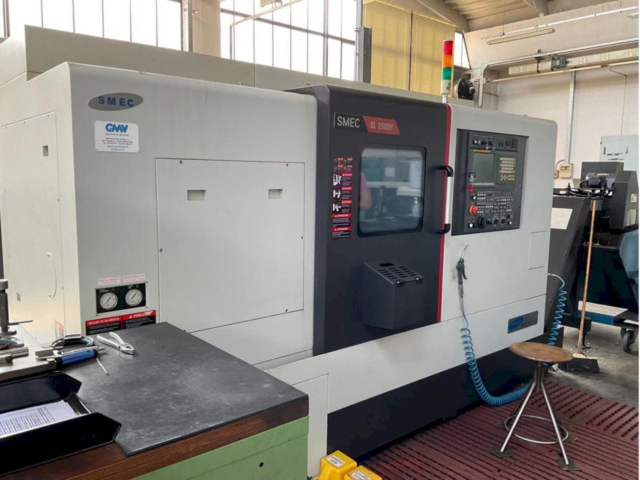 Frontansicht der SMEC SL-2500Y  Maschine