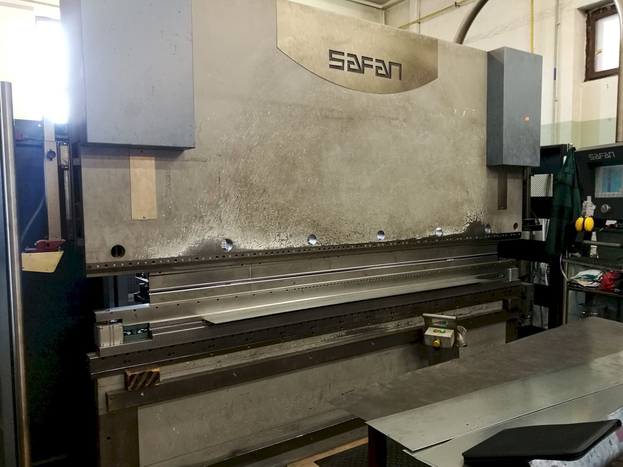 Linke Ansicht der Safan CNCL-K 120-3100 TS1 Maschine