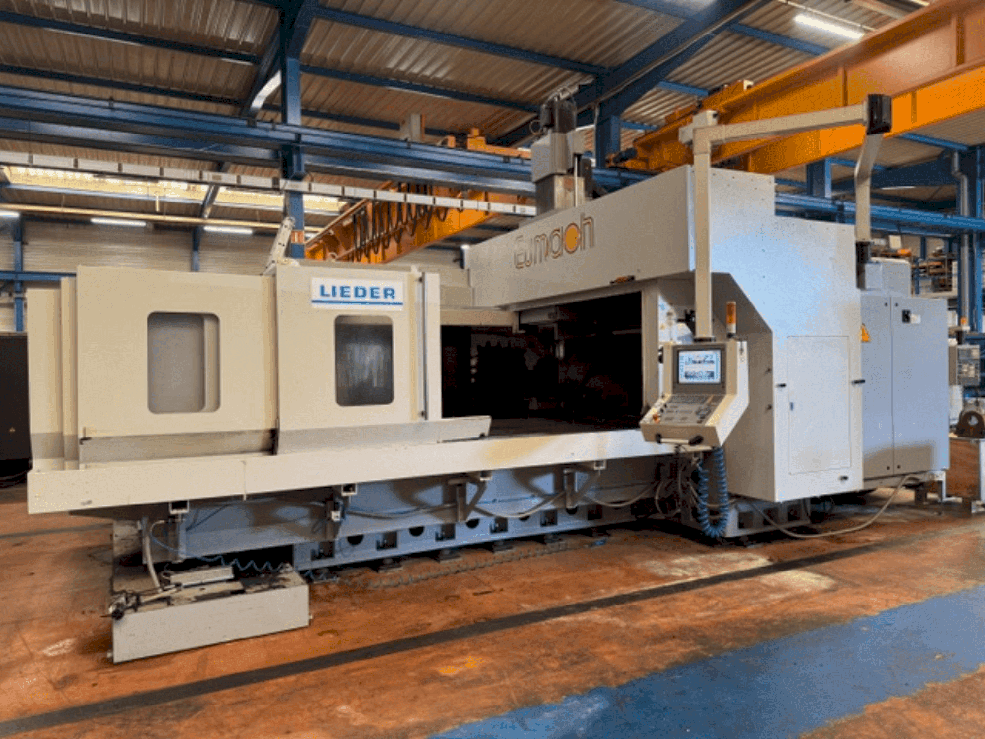 Frontansicht der Eumach DVM-3021 Maschine