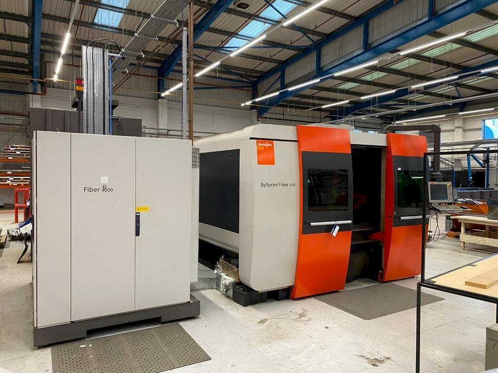 Frontansicht der Bystronic BySprint Fiber 3015 Maschine