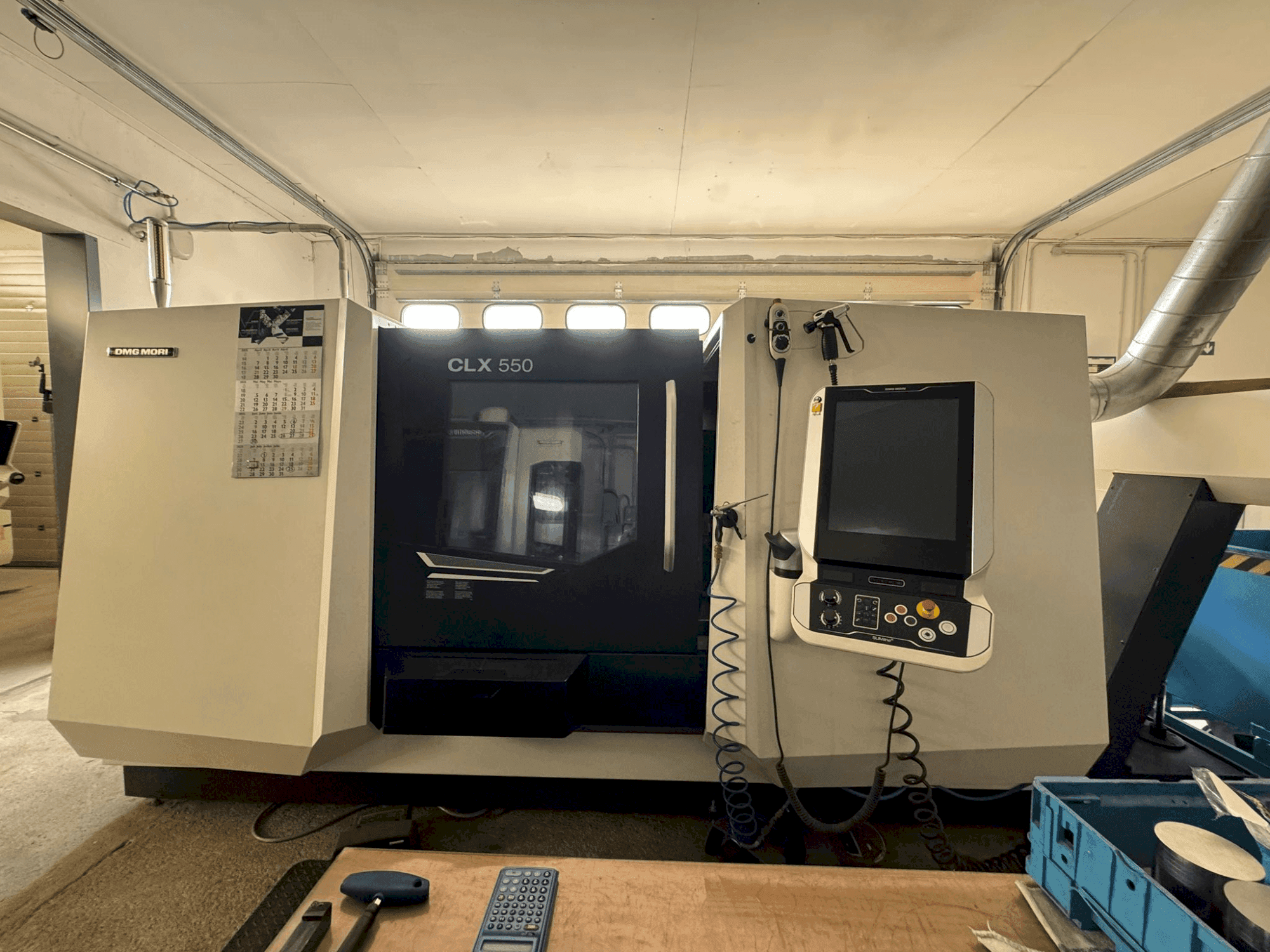 Frontansicht der DMG MORI CLX 550 V6 Maschine