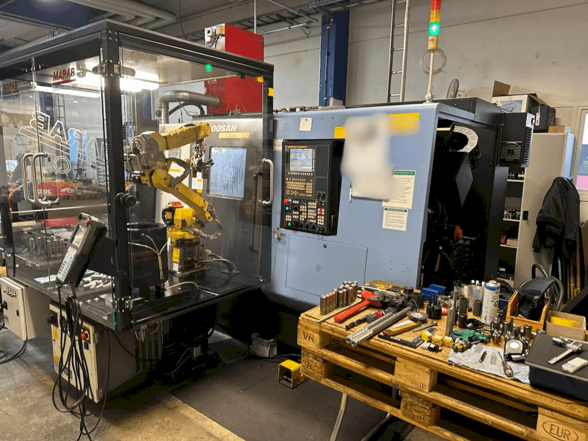 Frontansicht der DOOSAN PUMA TT 1800 SY Maschine