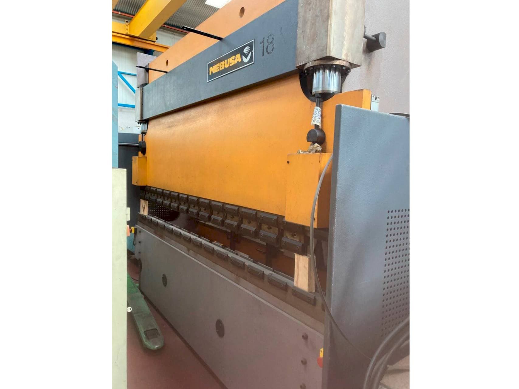 Frontansicht der MEBUSA PH80/30SY Maschine