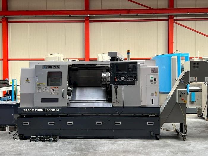 Frontansicht der Okuma LB 300M Maschine