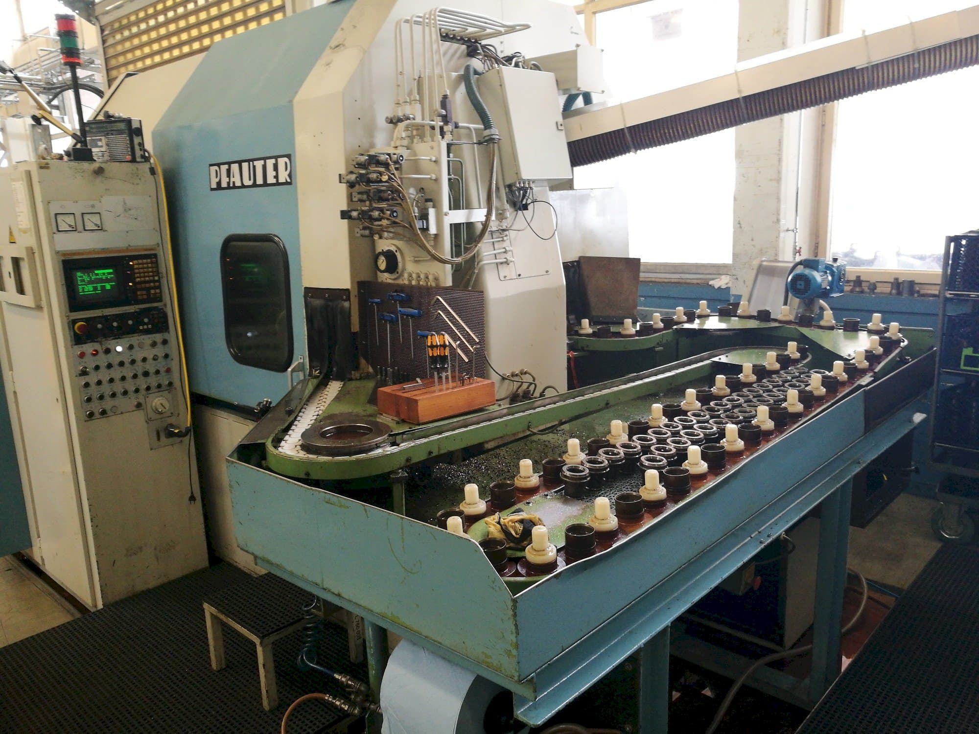 Frontansicht der Pfauter PA 320 NC  Maschine