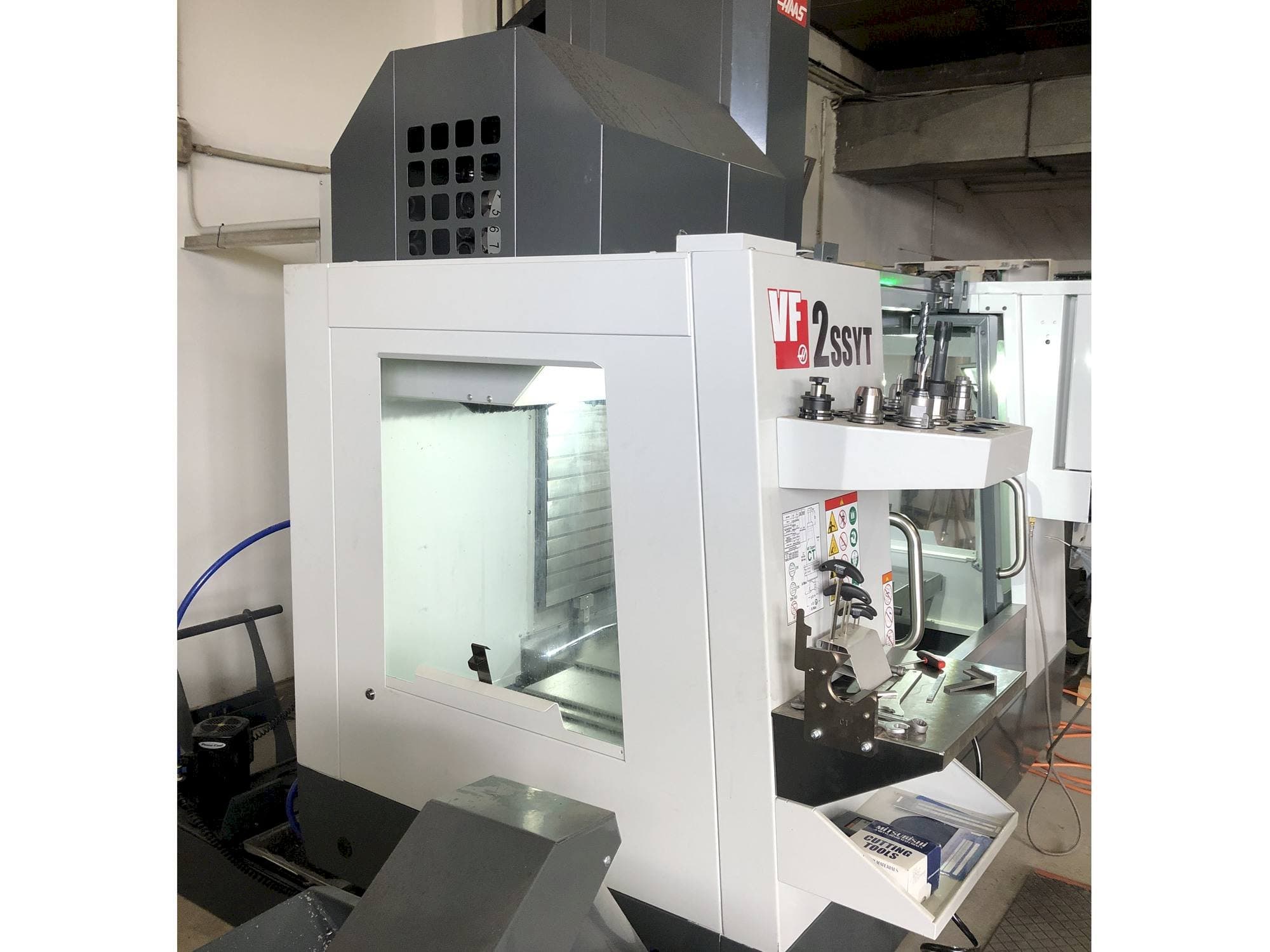 Frontansicht der HAAS VF-2SSYT Maschine
