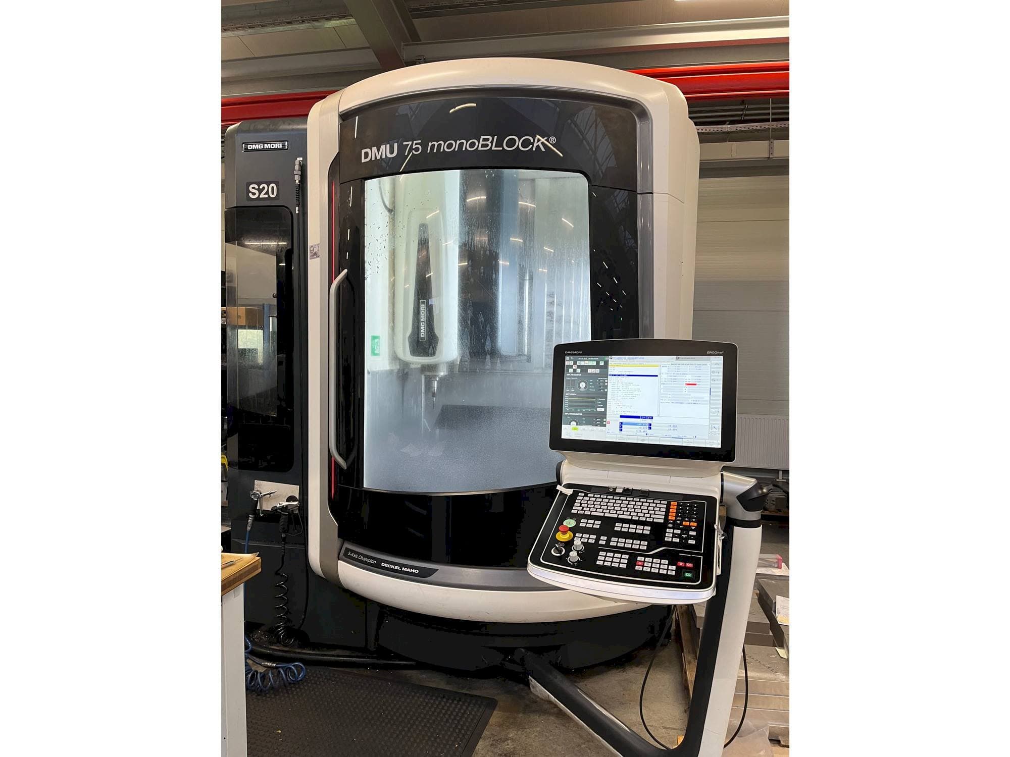 Frontansicht der DMG MORI DMU 75 monoBLOCK Maschine