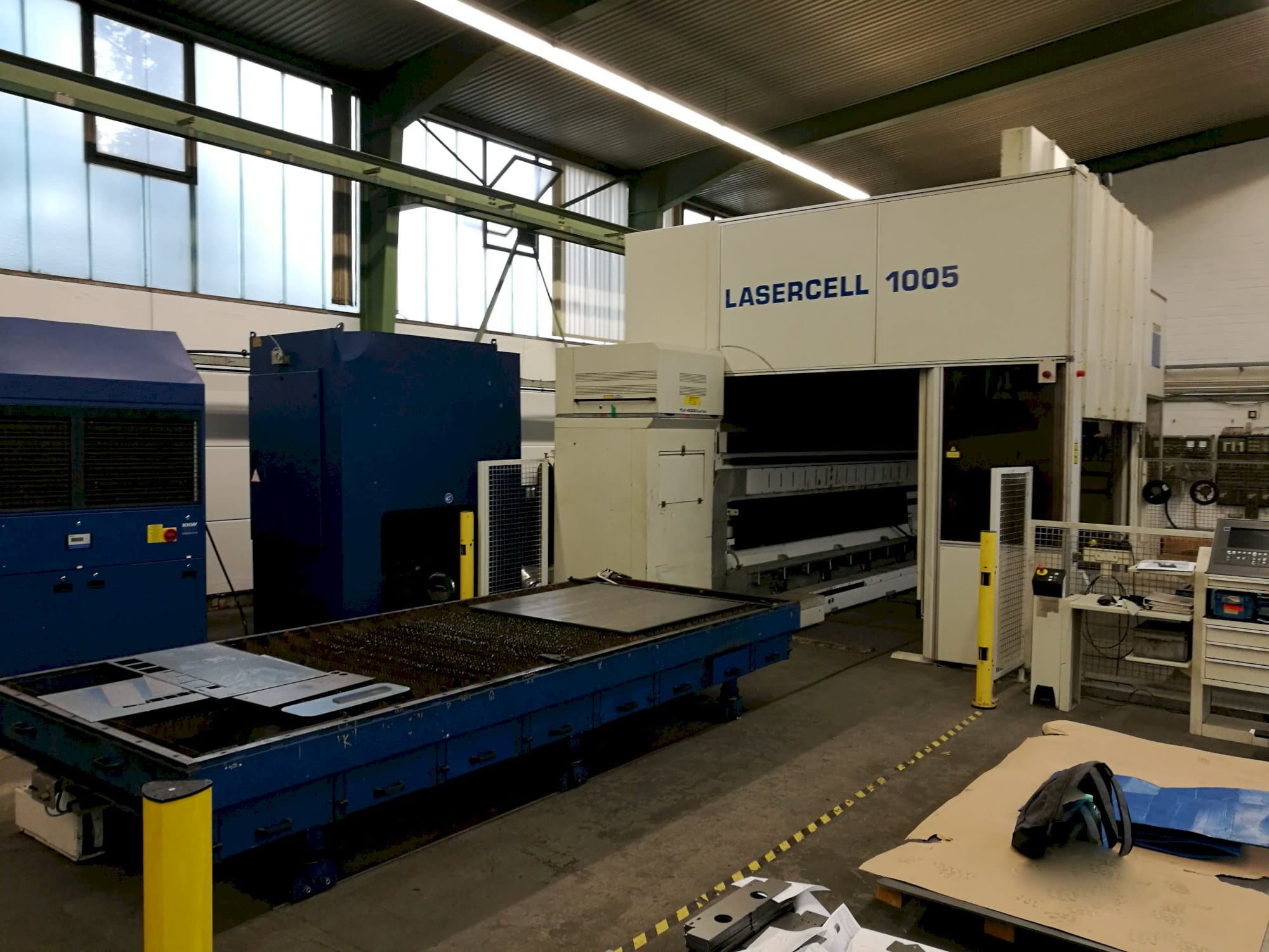 Linke Ansicht der Trumpf Lasercell TLC 1005 Maschine