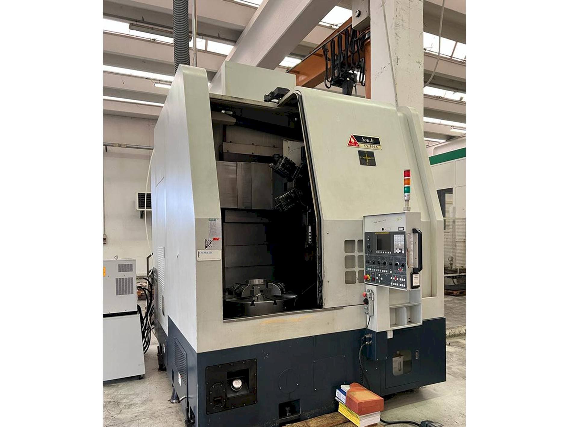 Frontansicht der YOU JI YV-800A Maschine