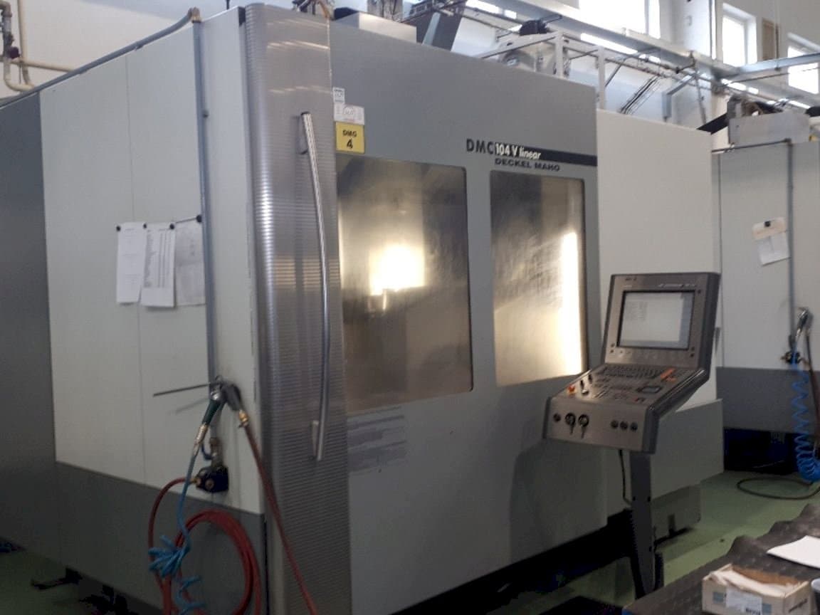 Frontansicht der DECKEL MAHO DMC 104 linear Maschine