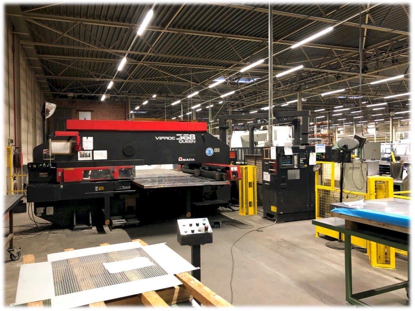 Frontansicht der AMADA Vipros 368 Queen Maschine