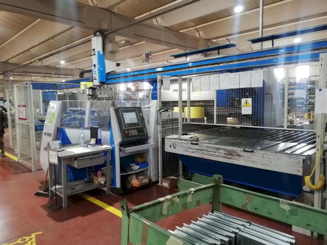 Frontansicht der Finn-Power EBE5  Maschine