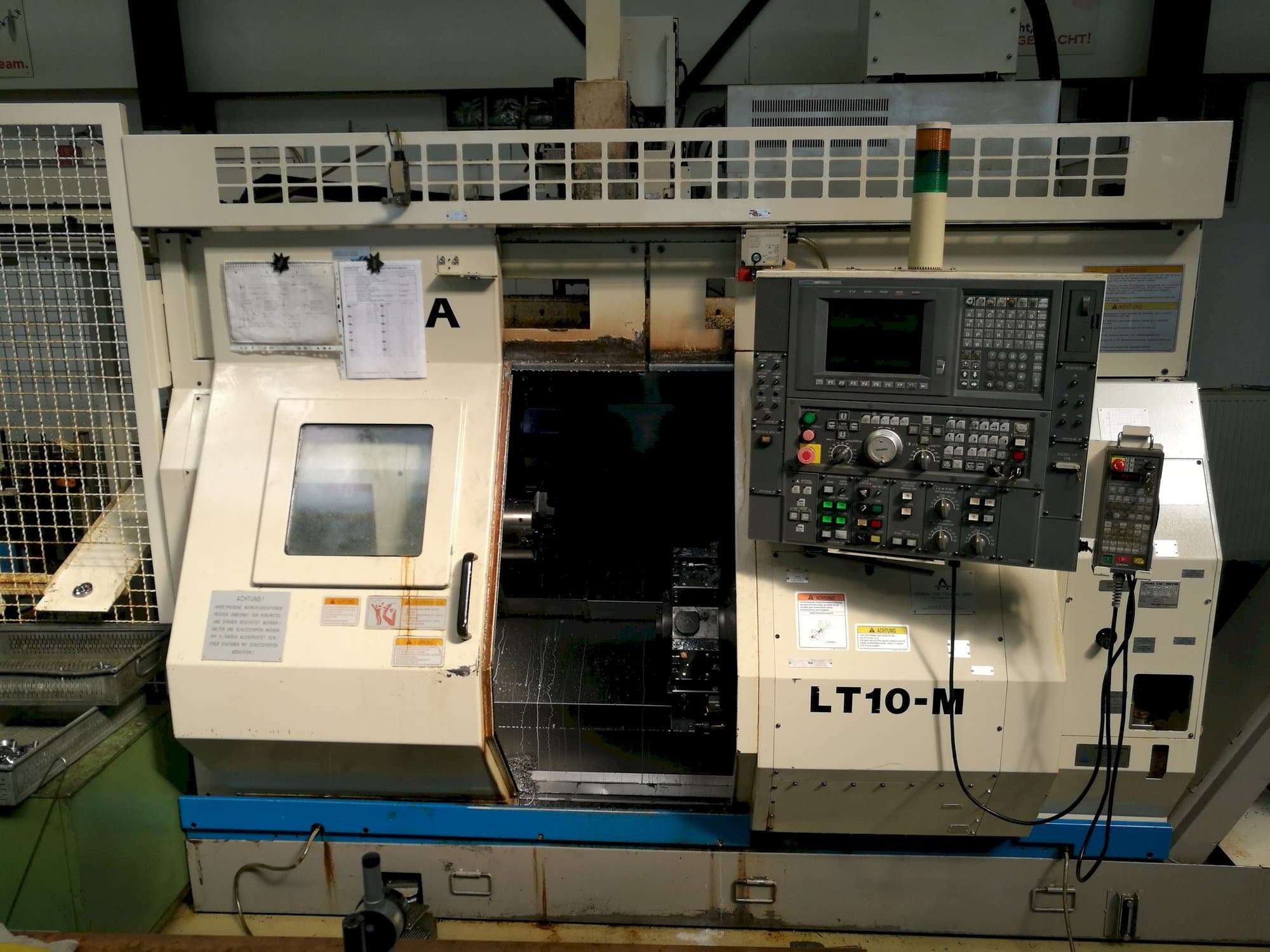 Frontansicht der Okuma LT10-M Maschine