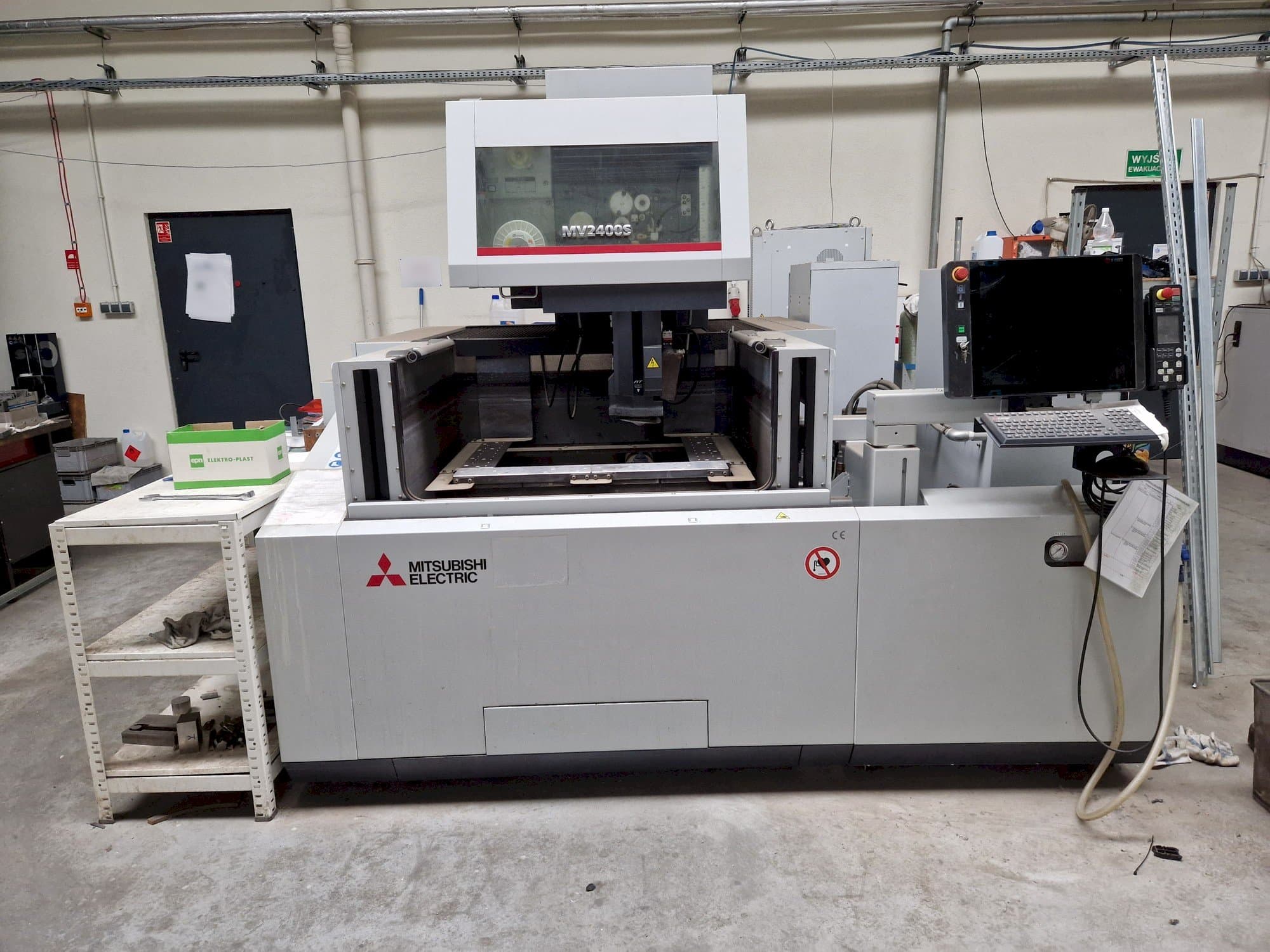 Frontansicht der Mitsubishi MV2400S NEWGEN Maschine