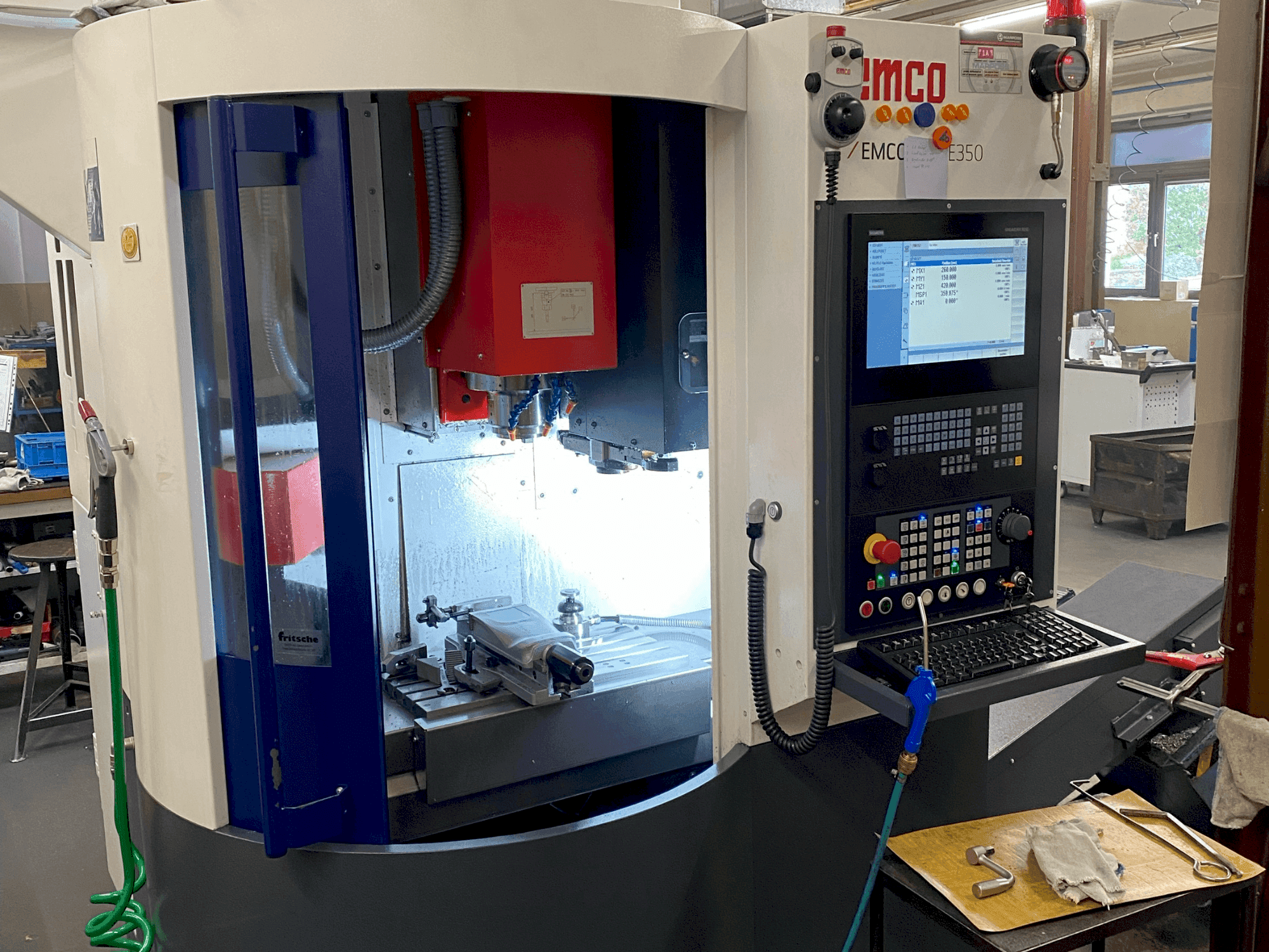 Frontansicht der EMCO Emcomill E350 Maschine
